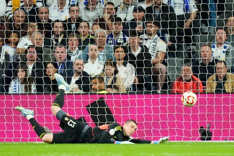 真人互动娱乐-记者：卢宁在对阵阿尔瓦塞特的比赛后感到小腿不适，预计缺阵一周