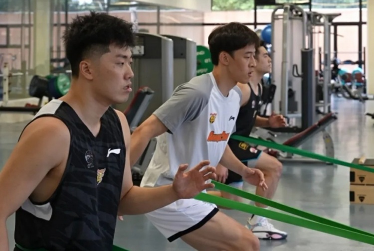 真人轮盘-广东男篮今天已经结束假期开启夏训备战 徐杰黄明依在美特训